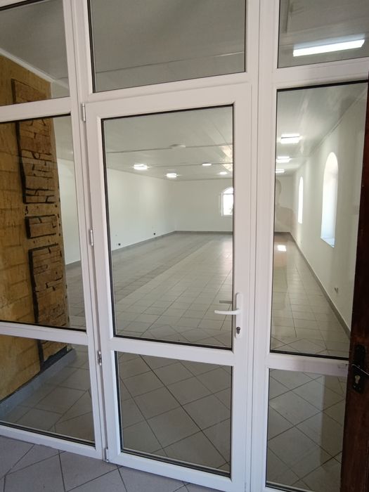 Задаётся торговый зал 80 КВ м плюс40 метров подсобное помещение в