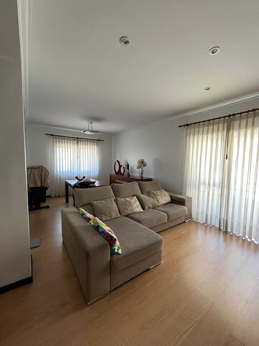 Excelente T3 em Nogueira – 160 m², 2 WCs e Garagem!