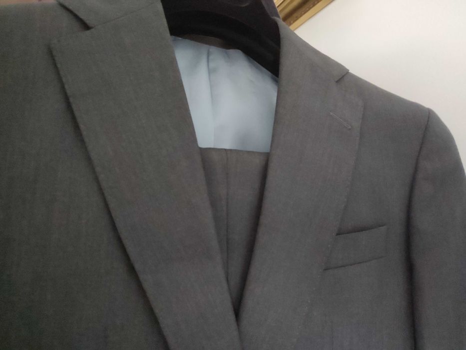 Fato cinza escuro clássico da loja Oficina Mustra - Luxo