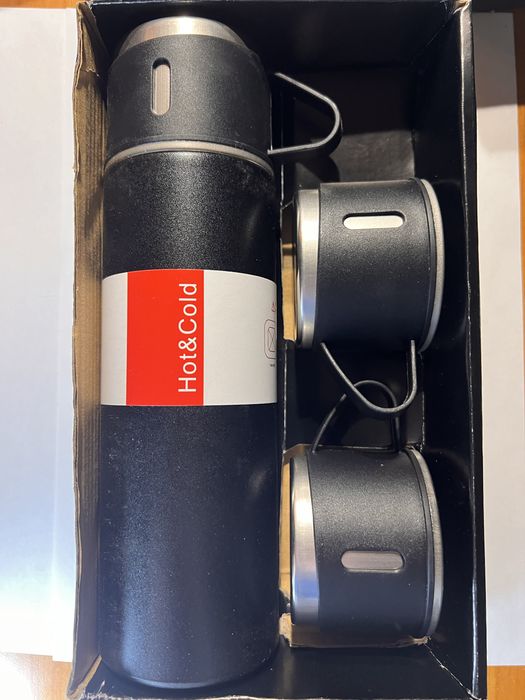 Подарунок. Термос з трьома чашками.