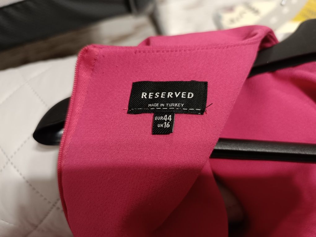 Sukienka Reserved różowa z asymetrycznym przodem