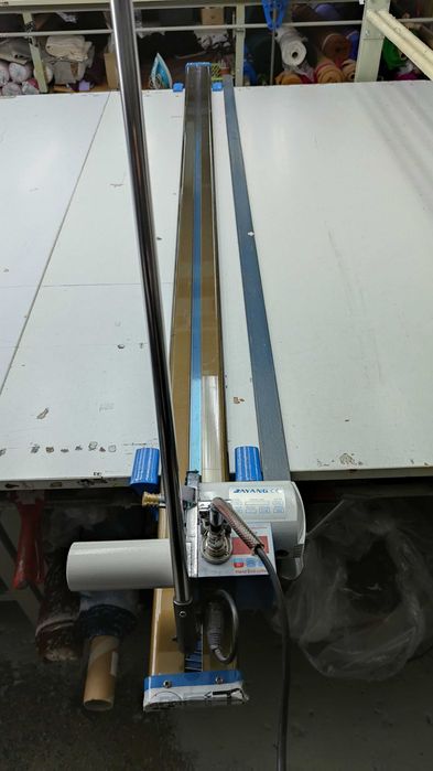 stół krawiecki z odkrawaczem do lagowania i krojenia, krojczy, roboczy