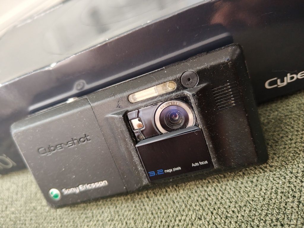 Sony Ericsson K810i + pudełko, ladowarka, słuchawki, smycz, dokumenty