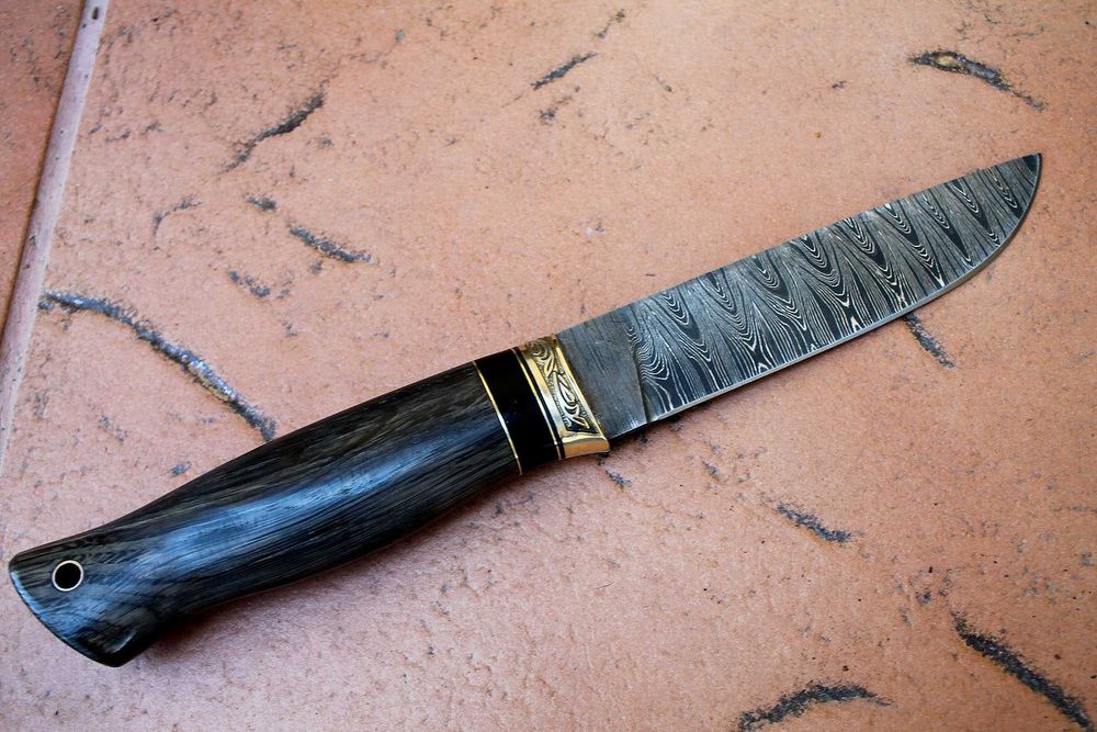 Нож охотничий. Лезвие дамаск.