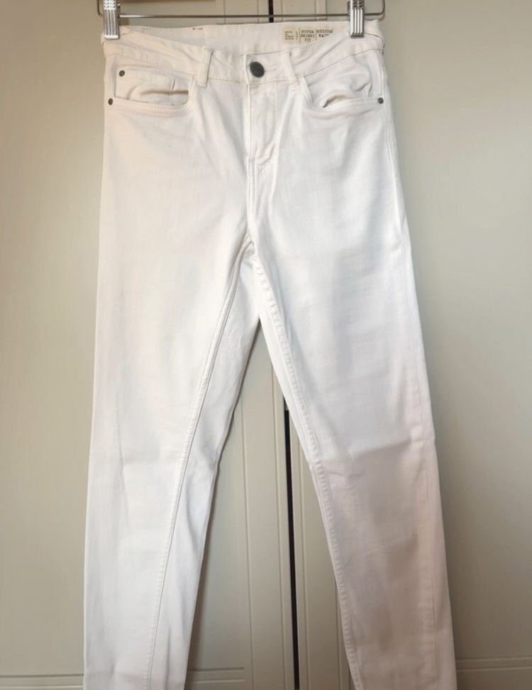 Białe spodnie rurki