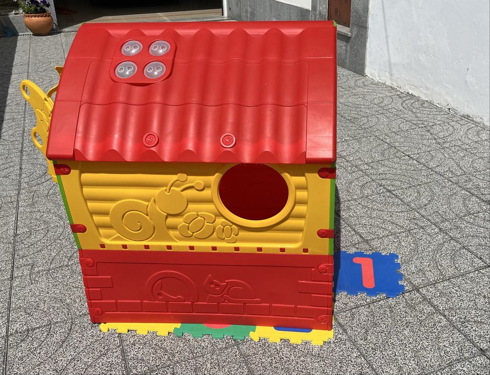 Casinha de brincar de exterior em ótimo estado