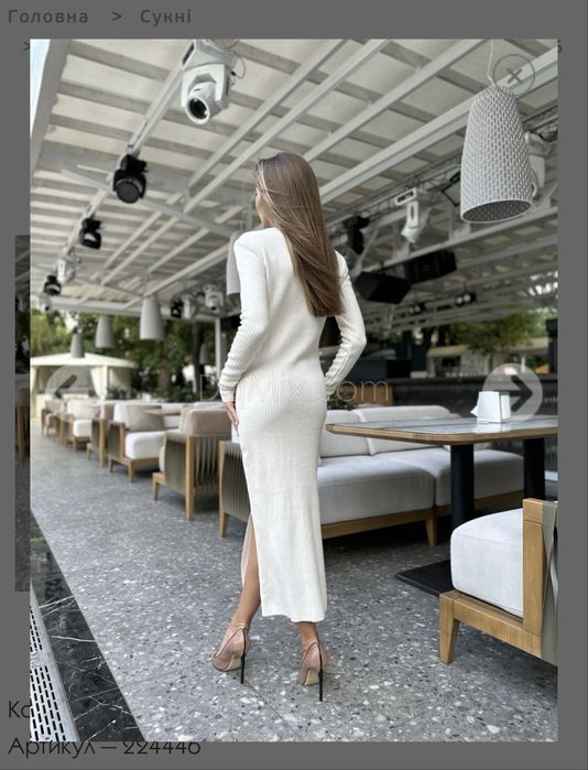 Молочна сукня прямого крою з розрізом