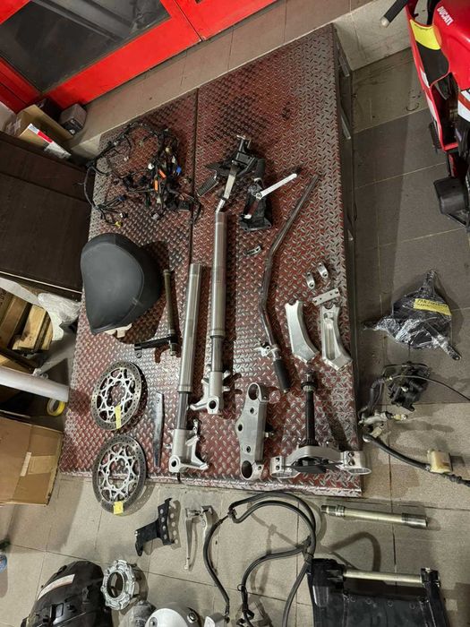 Разборка Suzuki M109R, GSX 750 R