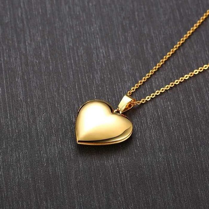 Colar em aço com pendente em forma de coração