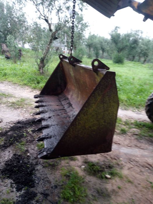 Balde de retro Ford 655 mais as costas de um balde multifunções