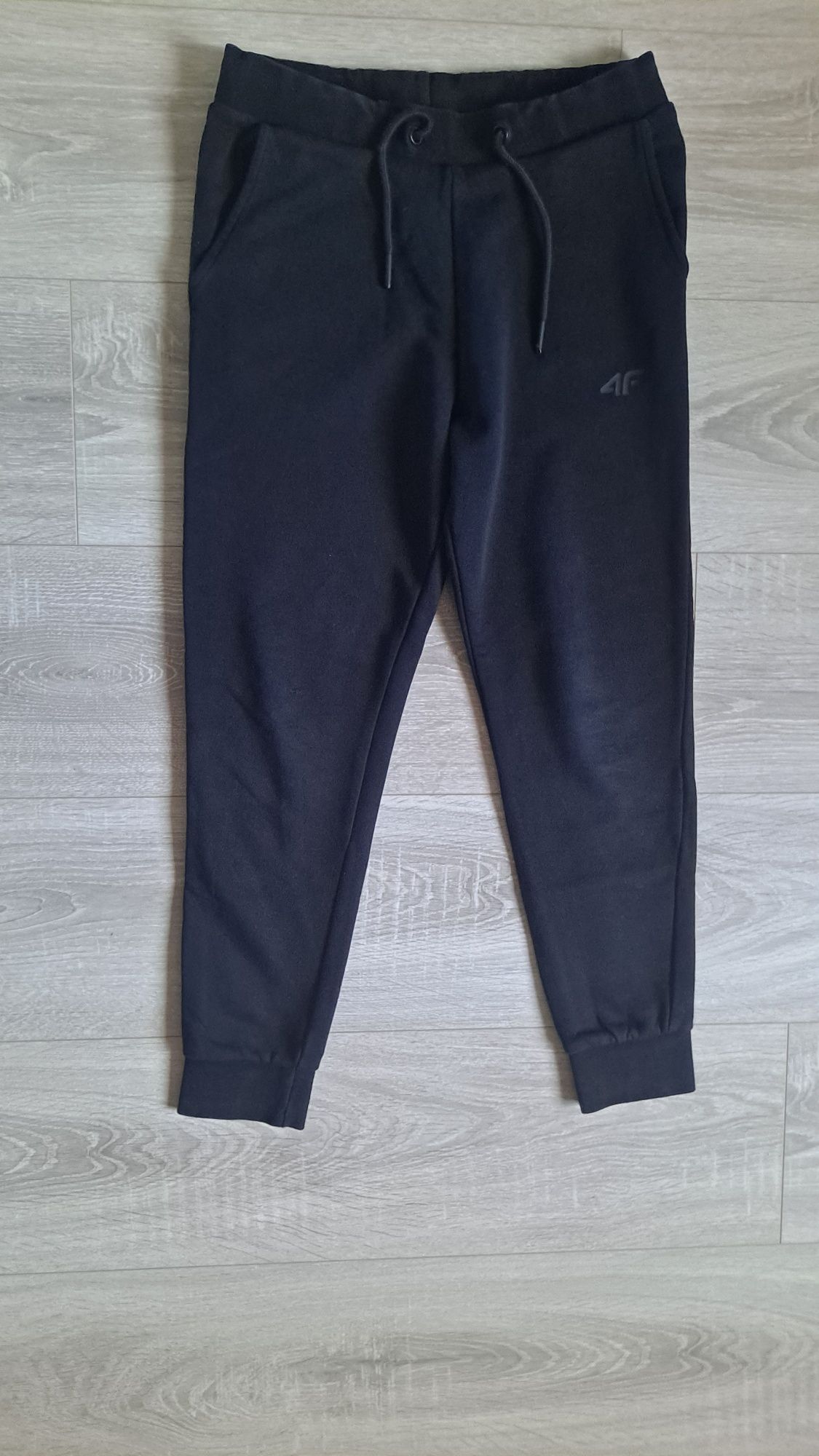 Dres chłopcy Coccodrillo + spodnie 4F i koszulka r. 140