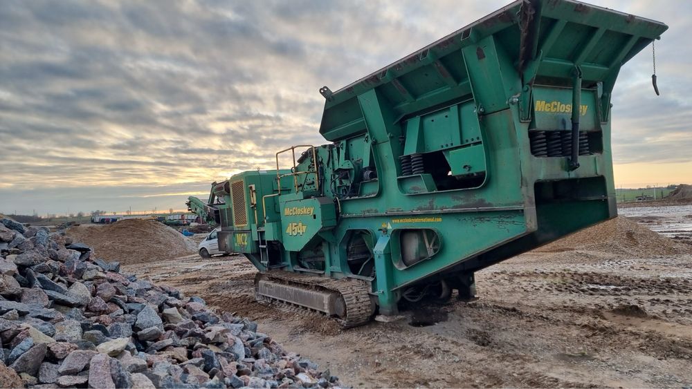 Продам мобильную дробилку McCloskey  I54