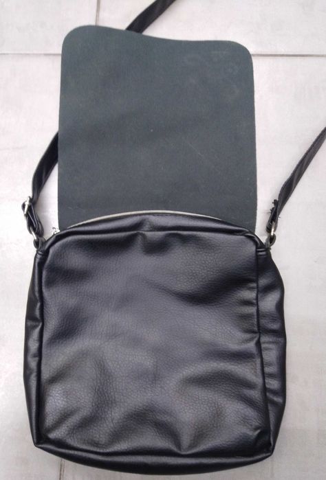 Czarna torebka listonoszka