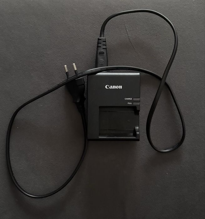 Canon Eos 2000D + obiektyw EF-S 18-55mm f/3.5-56 + akcesoria