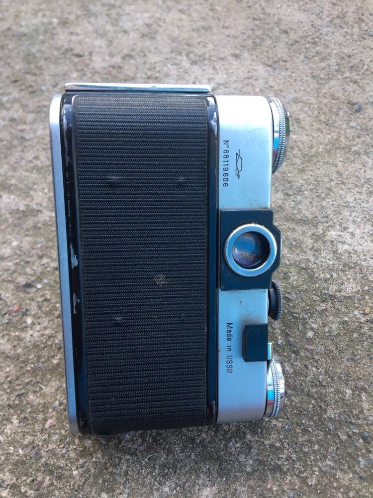 Фотокамера Zenit E с оригинальным чехлом.