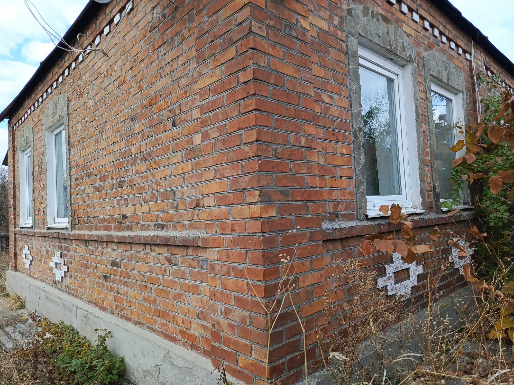 Продаю добротный кирпичный дом гМерефа возле соснового бора 26 соток.