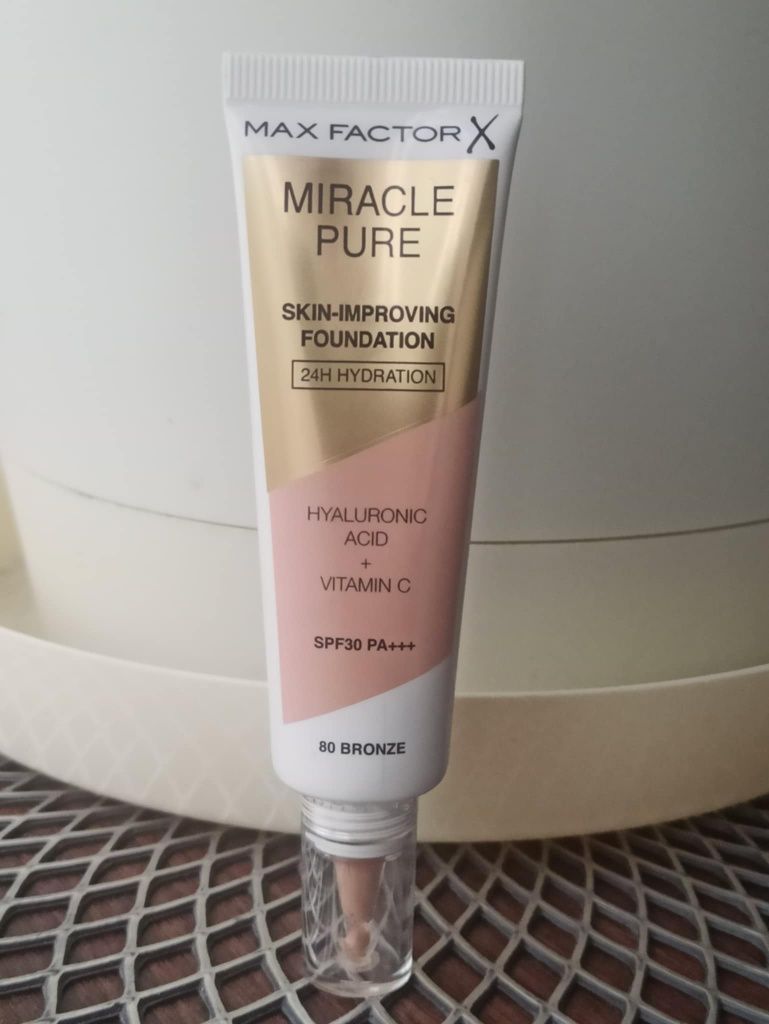 Max Factor Miracle Pure rozświetlający podkład wit C kwas hialuronowy