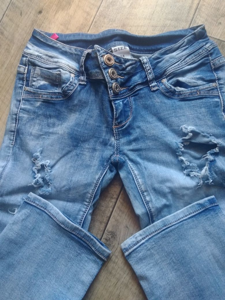 Spodnie jeansowe 3/4 damskie rozmiar M z dziurami