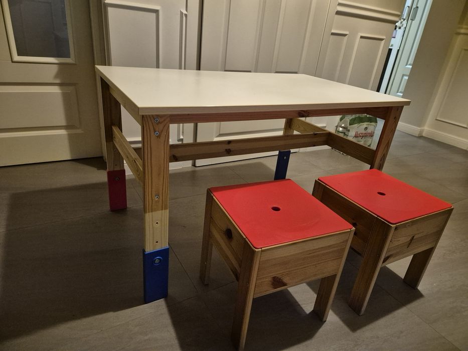 Stolik dziecięcy IKEA, taborety i biurko z regulowaną wysokością