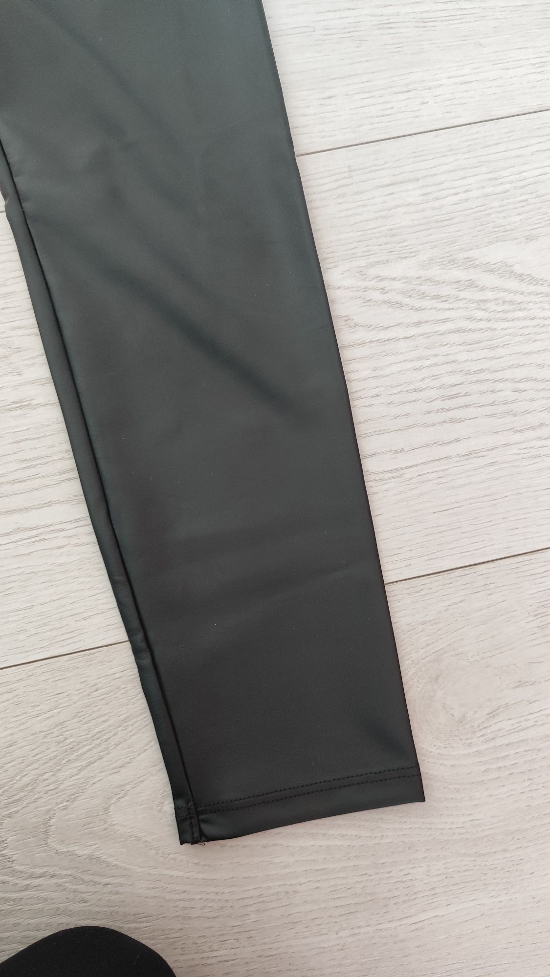 Legginsy z efektem skóry rozmiar 110-116 Calzedonia