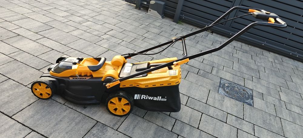 Kosiarka Riwall 3820 SET zestaw z2 bateriami akumulatorowa elektryczna