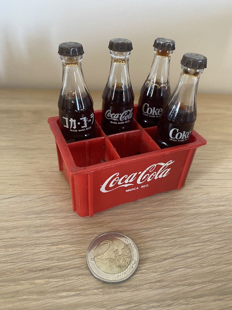 Grade e garrafas de vidro Coca-Cola miniatura