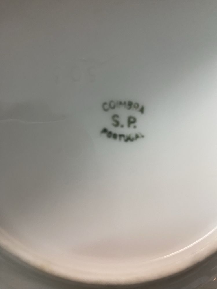 Conjunto de pratos muito antigos