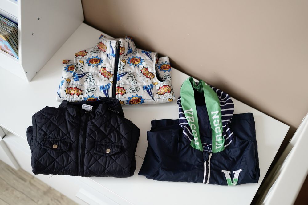 Набір осіннього одягу: тепла куртка, вітровка, жилетка