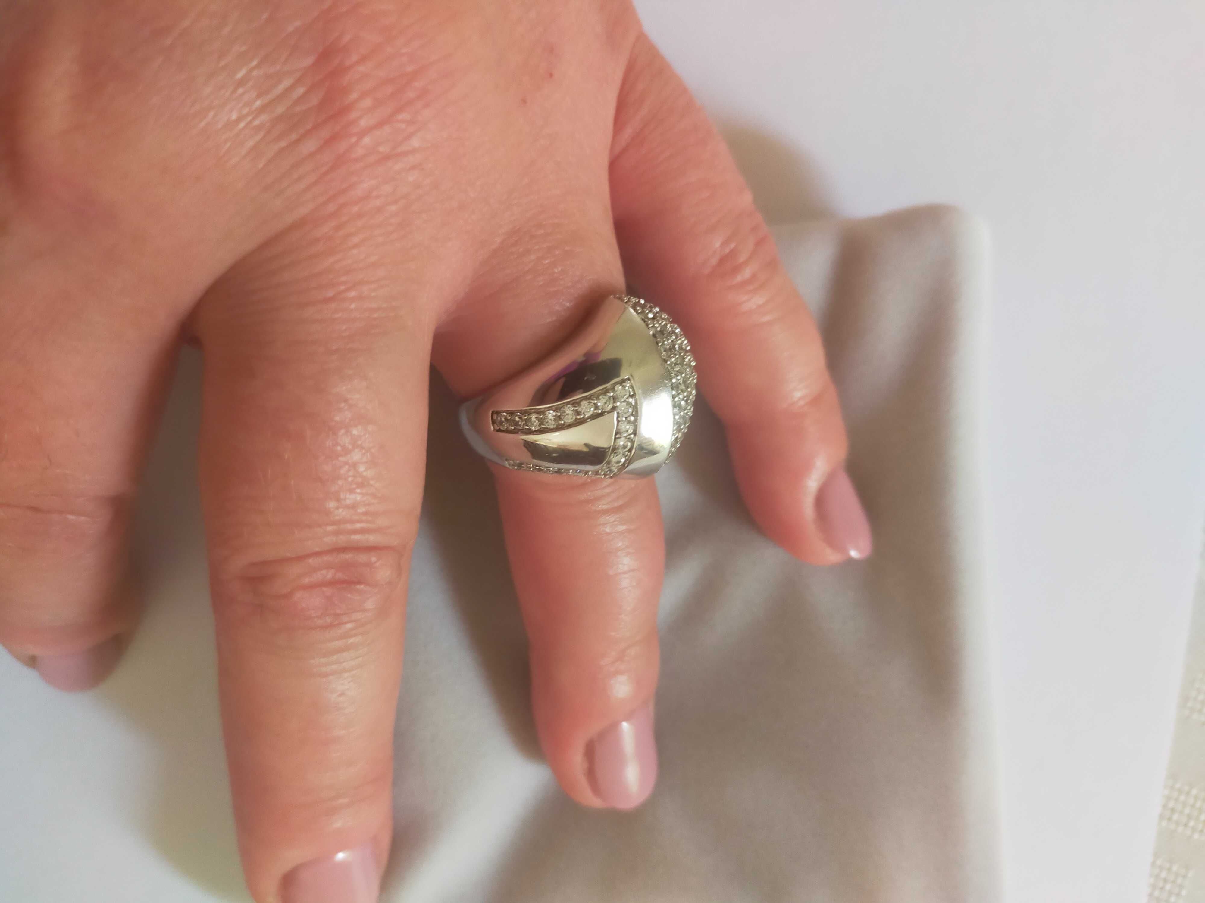 Srebrny pierścionek firmy APART