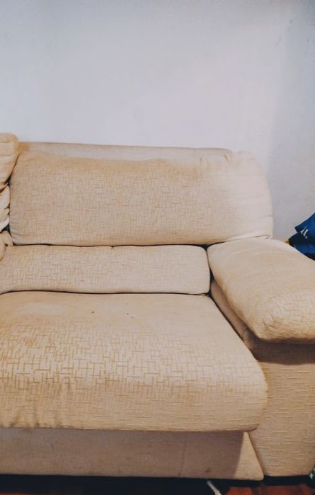 Sofá em tecido creme