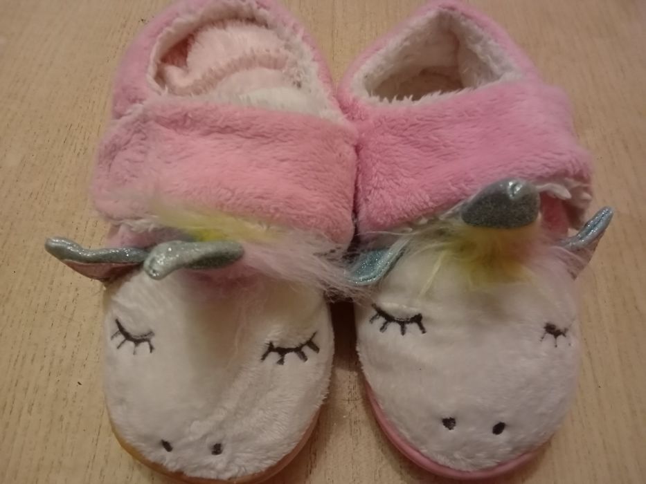 Продам детские тапочки, сапоги,кроссовки