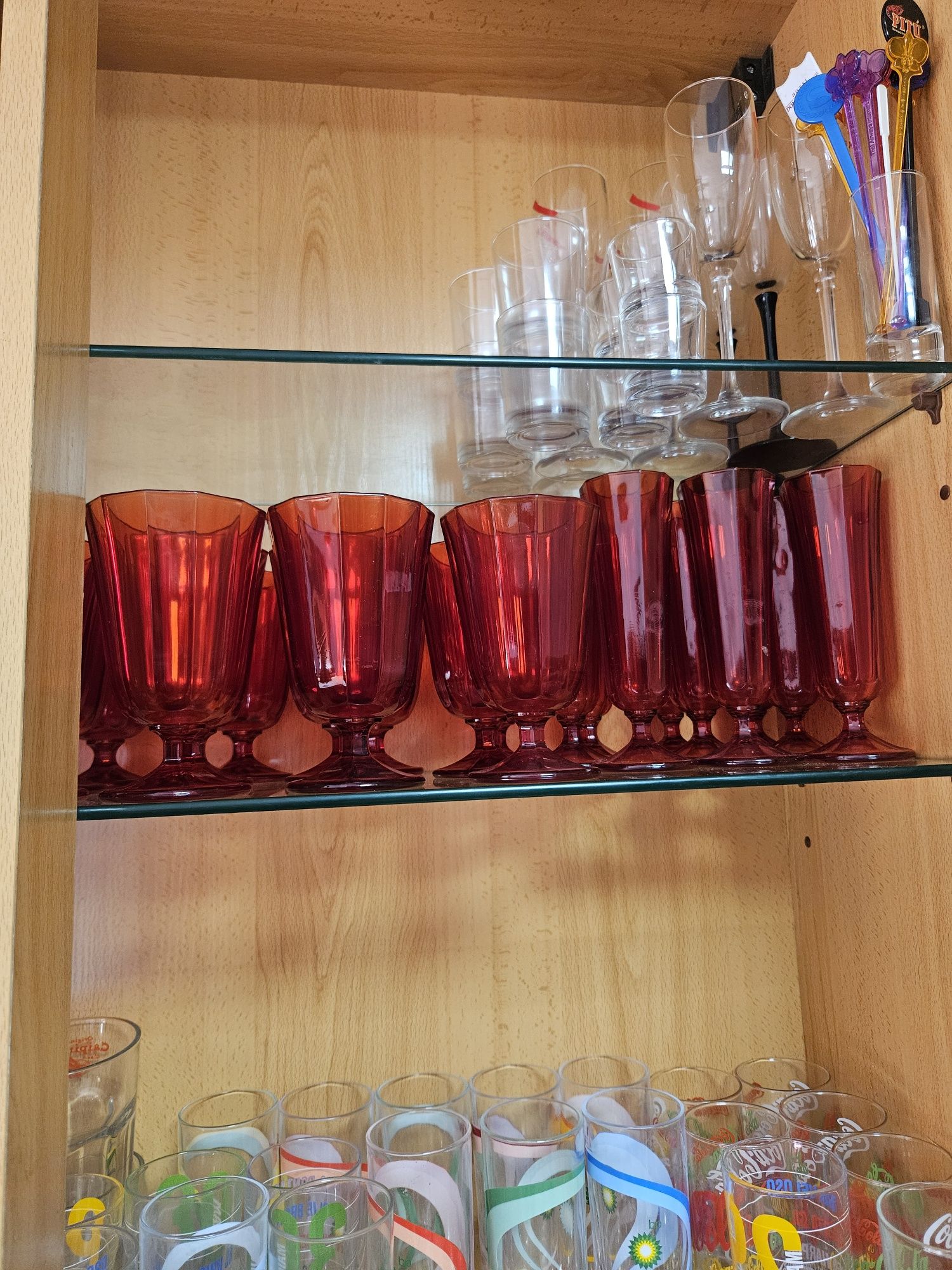 Conjunto de copos de vidro vermelhos