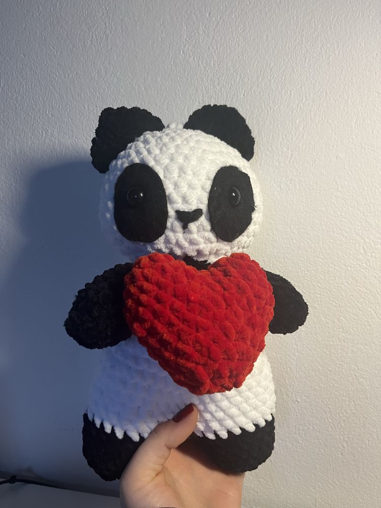 Walentynkowa panda na szydełku amigurumi handmade