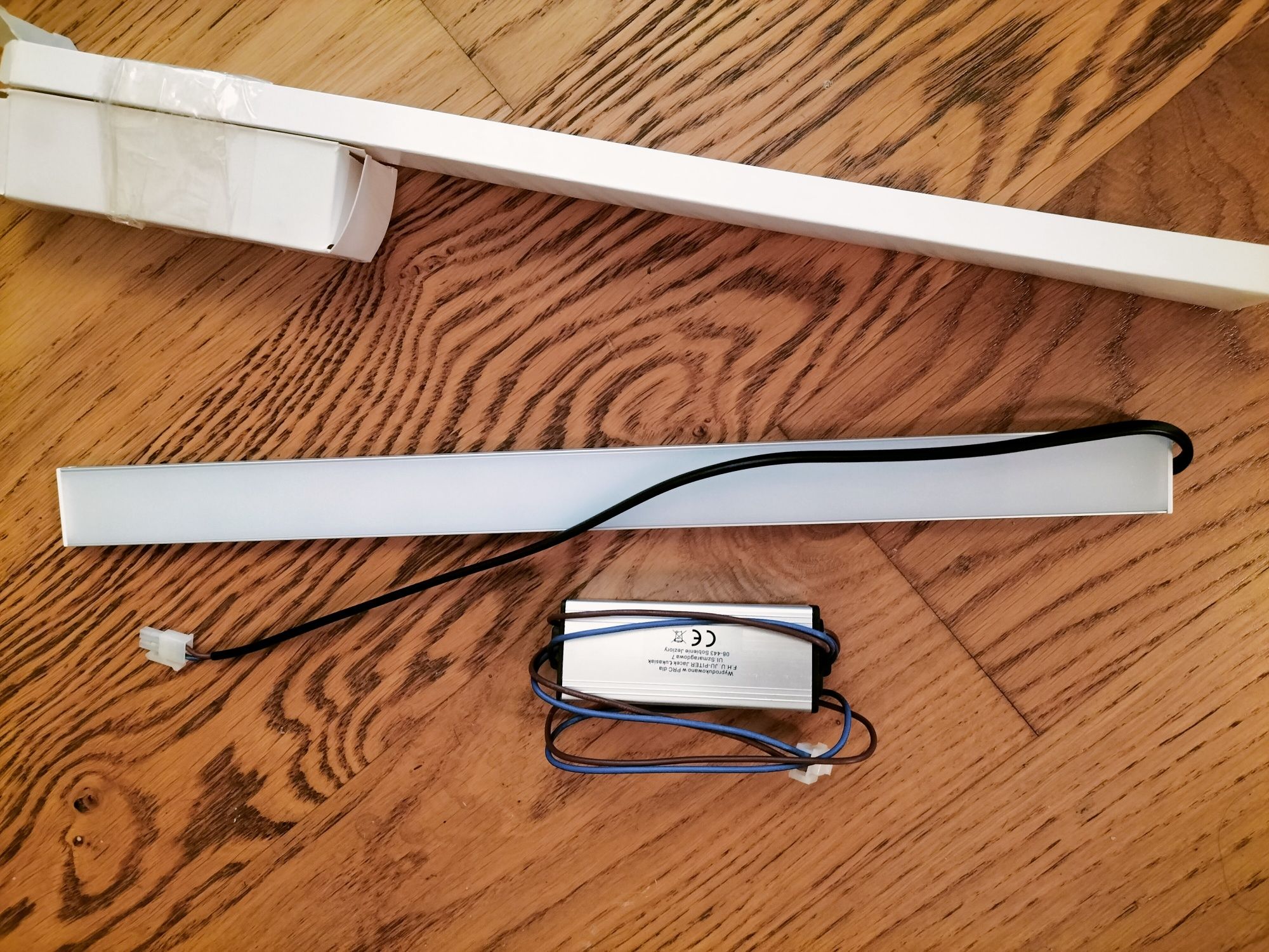 Lampa samochodowa do ciężarówki i nie tylko
Listwa posiada aluminiową