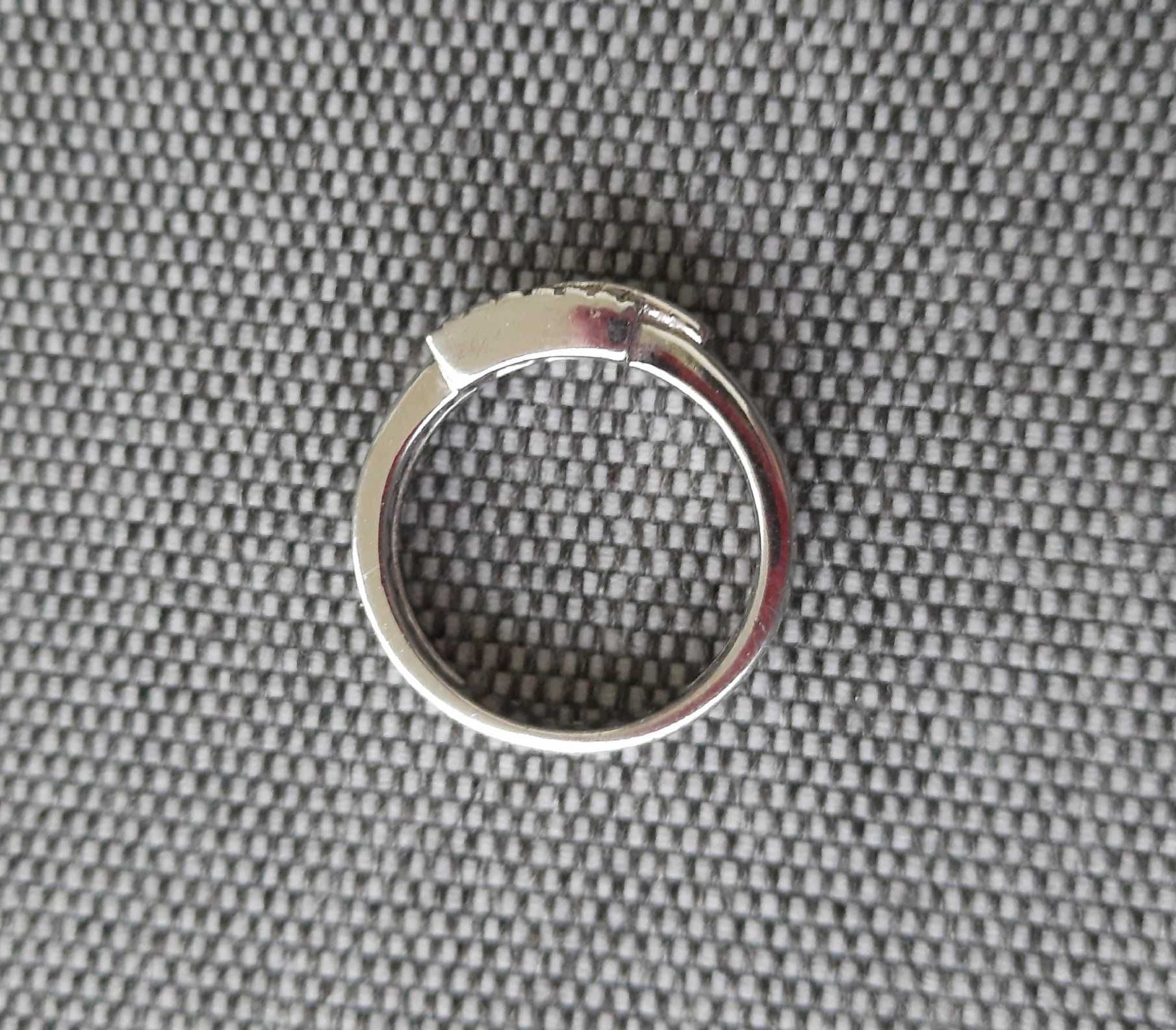 Srebrny pierścionek z cyrkoniami.