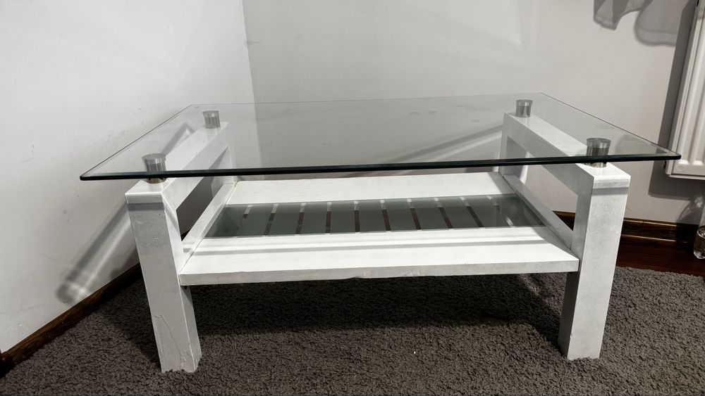 Білий столик в кімнату