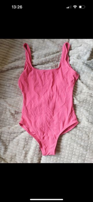 Rozowy jednoczesciowy stroj kapielowy