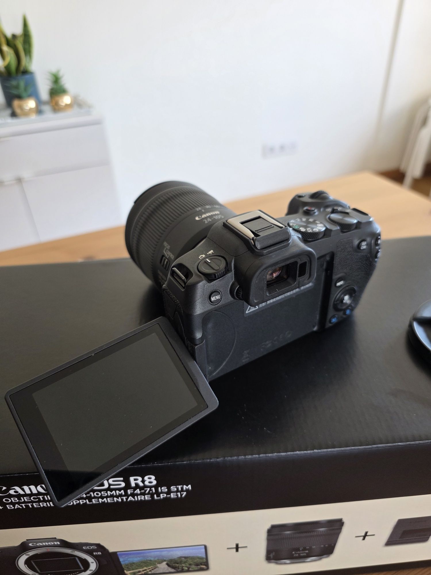 Canon R8 com a objetiva Canon RF 24-105