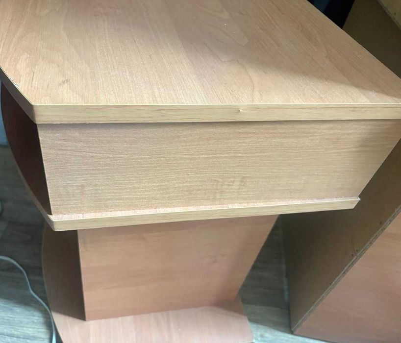 Продаю офісні меблі (шафи, стільці та тумби)