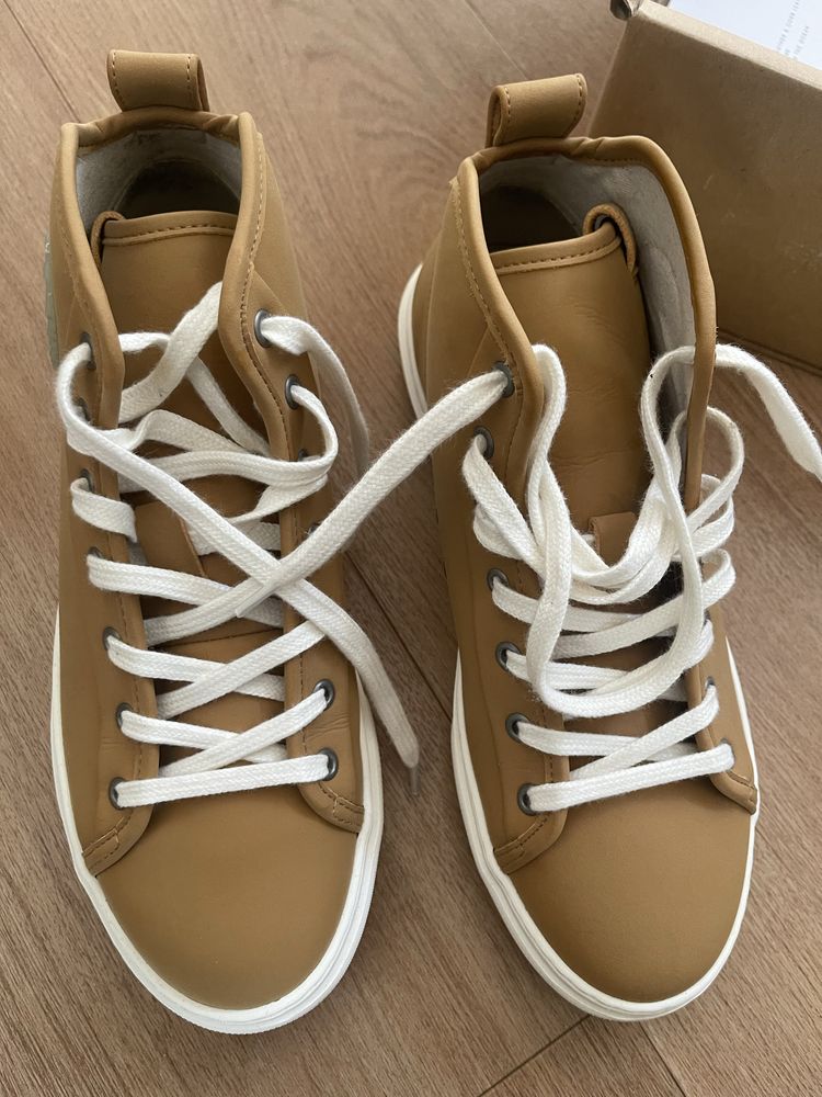 Tenis Zouri novos na caixa