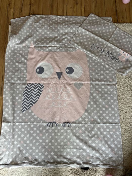 Dwustronna pościel do łóżeczka dziecięcego.