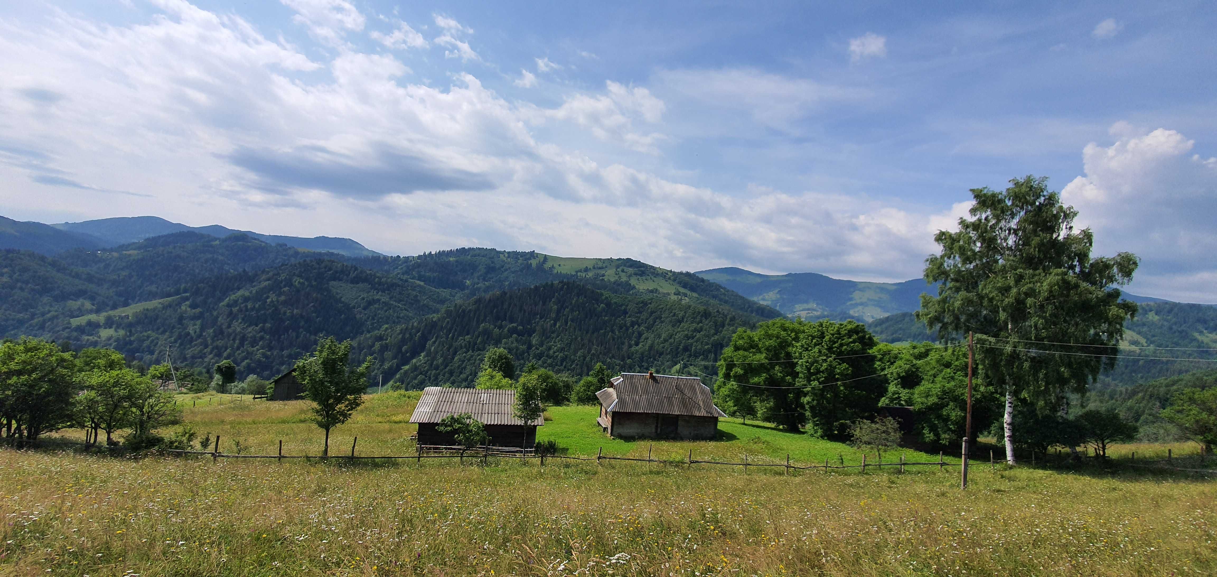 Продам ділянку зі старою гуцульською хатою