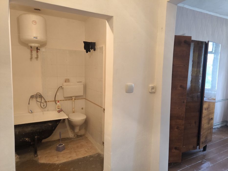 Продам кімнату в гуртожитку є вана туалет