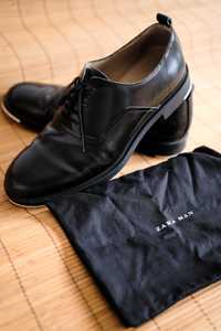 Sapatos clássicos Zara, com duas bolsas para guardar