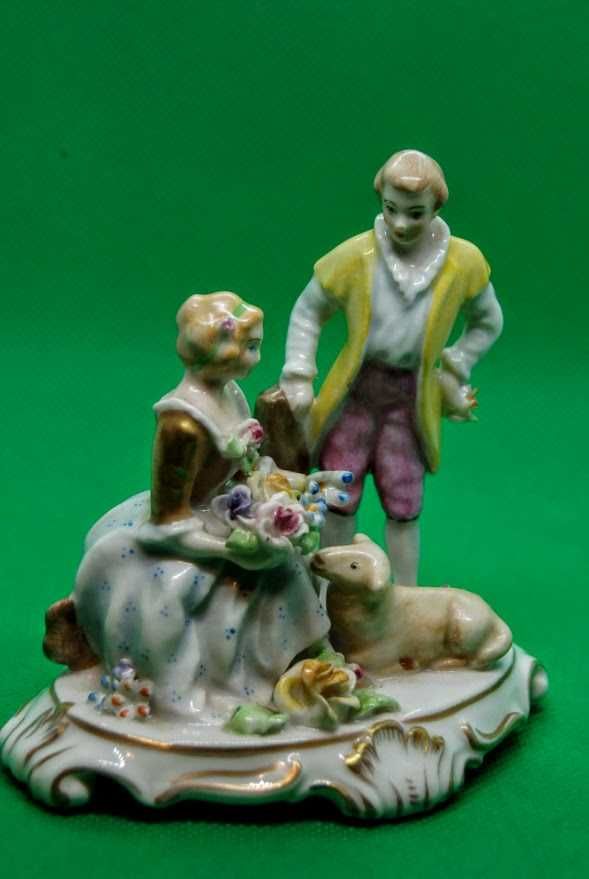 Estatueta casal romântico porcelana Artibus século XX