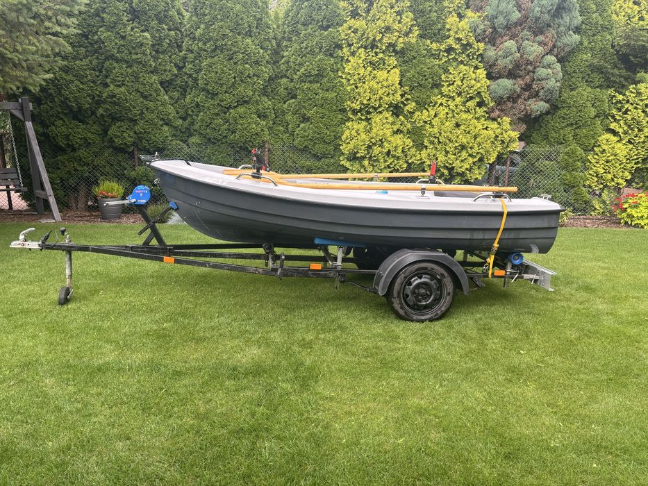 Łódka wędkarska DELFIN z przyczepką i silnikami
