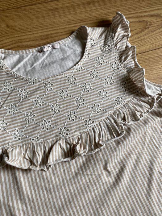 Bluzka w biało bezowe paski z haftem koronka