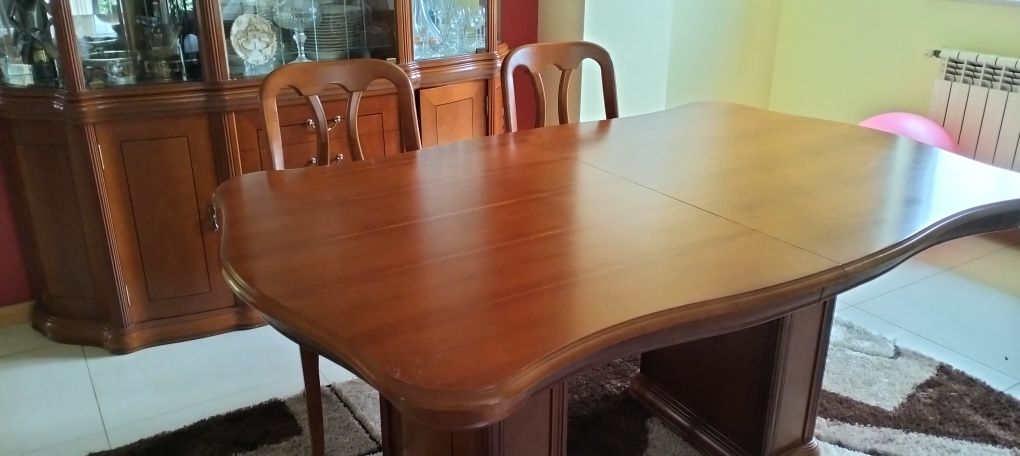 Mesa de sala de estar e aparador