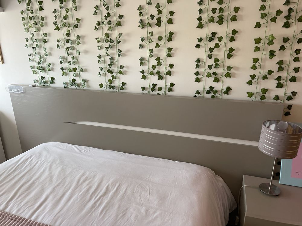 Cama de casal cinza e branco com 2 mesinhas de cabeceira. Boa qualidad