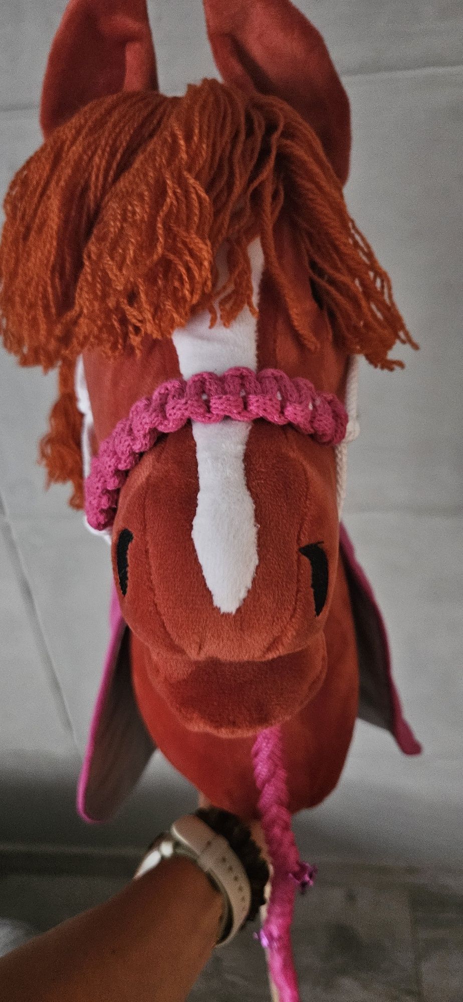 Duży Hobby horse rudy z dodatkami ze zdjęcia
